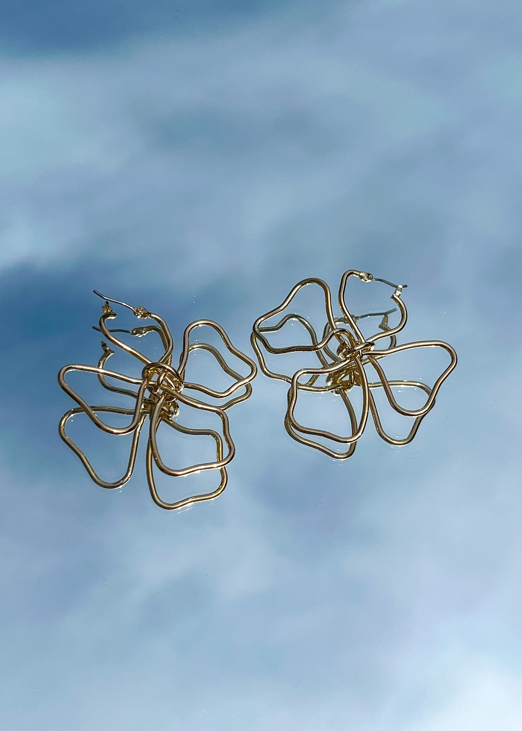 GOLD WIRE FLOWER EARRINGS